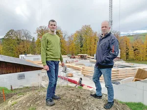 Vater Armin und Sohn Pascal Ambühl bei der Baustelle für die neue Milchviehhalle.