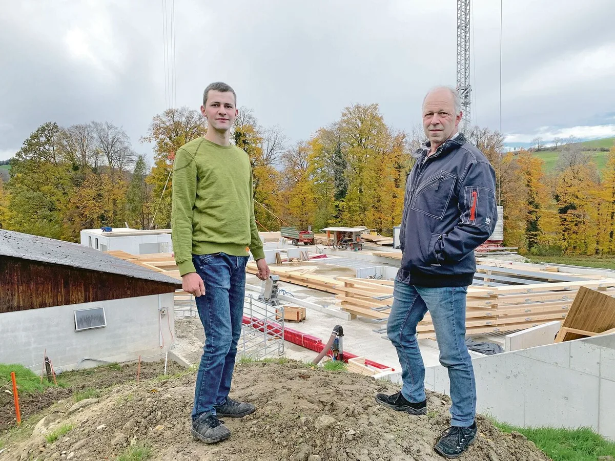 Vater Armin und Sohn Pascal Ambühl bei der Baustelle für die neue Milchviehhalle.