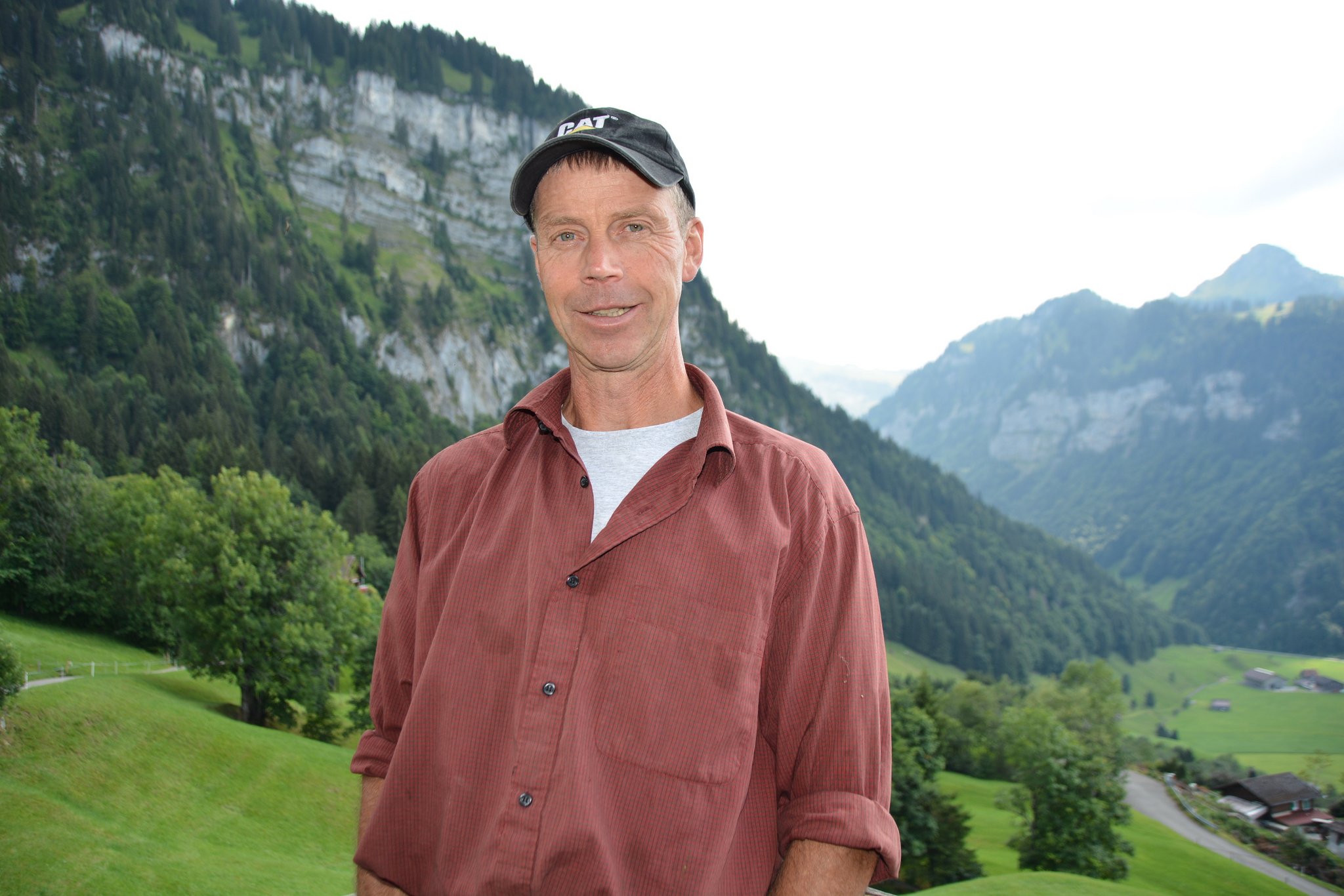 Ruedi Fässler auf seinem Hof Neugut, hoch über Unteriberg. (Bilder Josef Scherer)