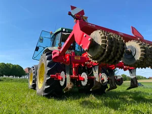 Der Tiefenlockerer als mechanische Option verdichtetem Boden entgegenzuwirken. Der Abstand zwischen den Zähnen beträgt 75 Zentimeter, und die Lockerung geht bis maximal 30 Zentimeter Tiefe.