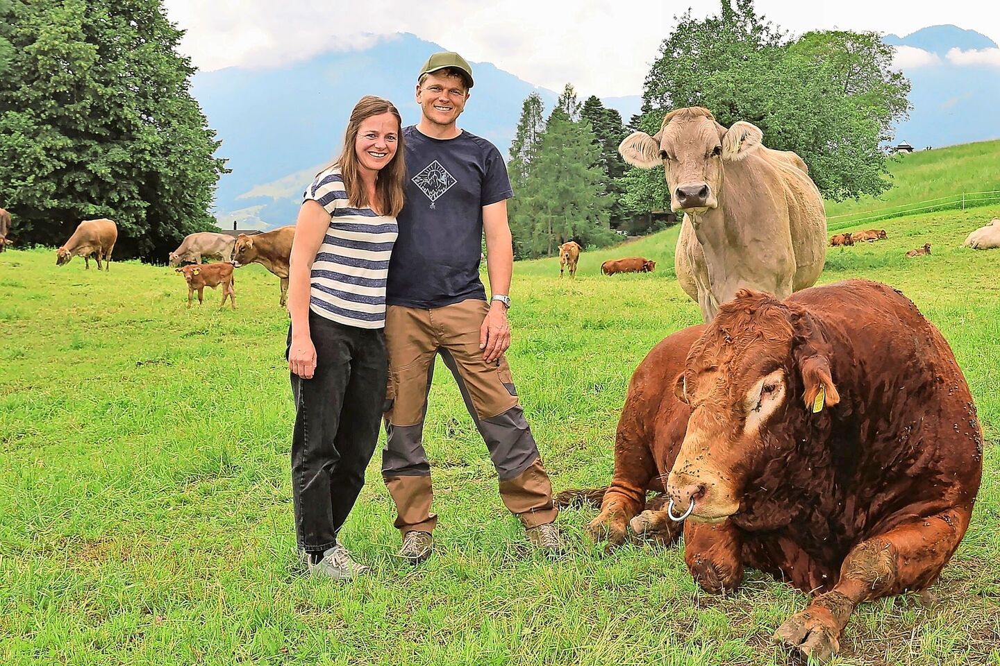 Priska und Flavian Schwitter, die Gewinner des diesjährigen Innovationspreises des Nidwaldner Bauernverbandes, mit ihrem sichtlich entspannten Muni Cäsar und einer seiner Herzdamen.