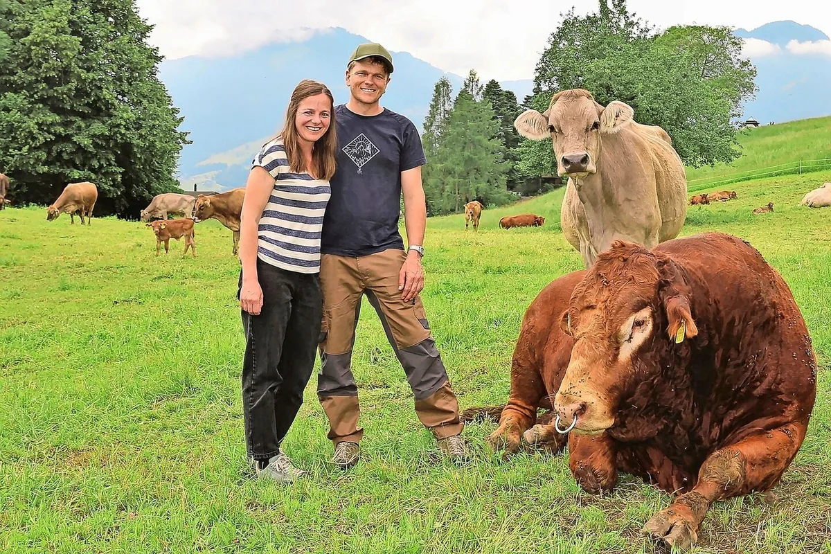 950cae2d5fa7ee8a86697542b1c51b6659c41057afb5331c044fd9985603e2e4 Priska und Flavian Schwitter, die Gewinner des diesjährigen Innovationspreises des Nidwaldner Bauernverbandes, mit ihrem sichtlich entspannten Muni Cäsar und einer seiner Herzdamen.