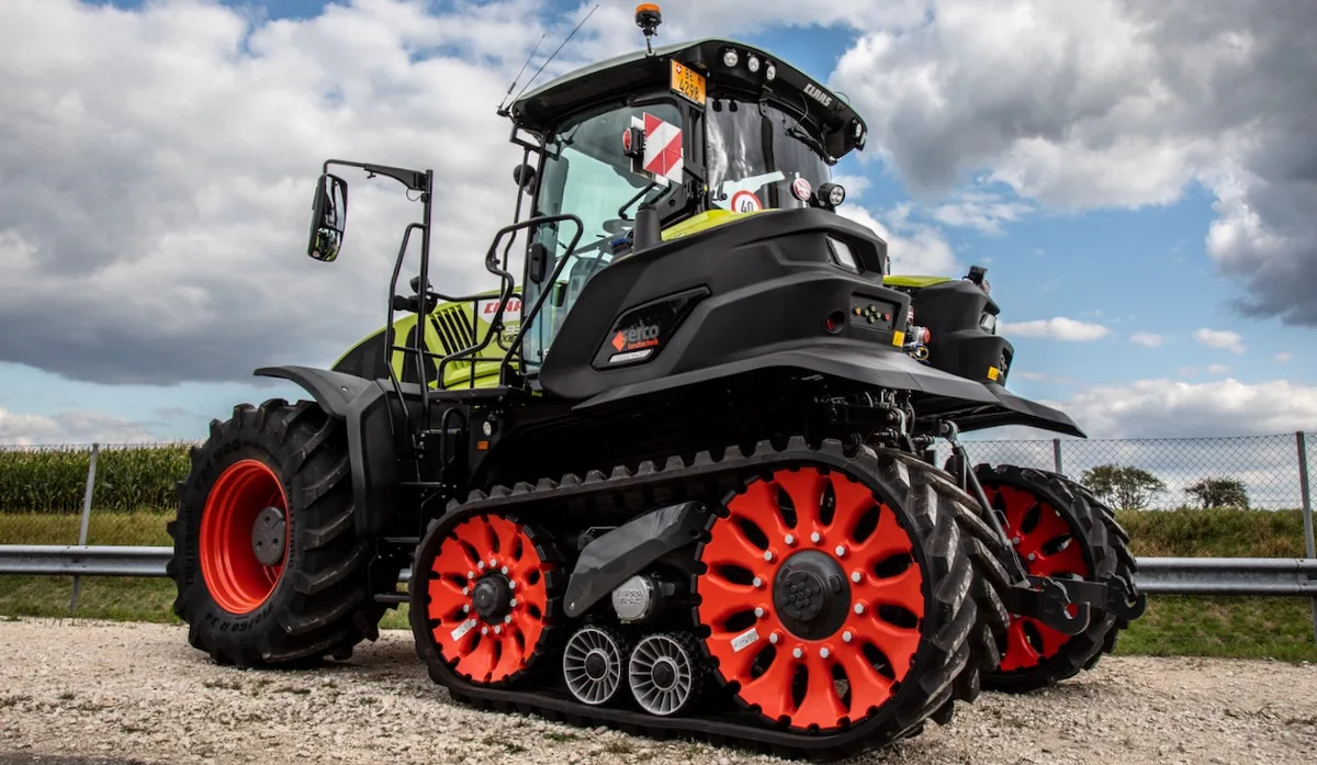 8f29c9ff770b874085cbcd93af97a9c0ba31d44b Der Claas Axion 930 Terra Trac leistet 355 PS. Die gefederte Raupe macht aus dem ursprünglichen Standardtraktor ein vollgefedertes Fahrzeug. Bild: Pia Neuenschwander