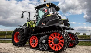 Der Claas Axion 930 Terra Trac leistet 355 PS. Die gefederte Raupe macht aus dem ursprünglichen Standardtraktor ein vollgefedertes Fahrzeug. Bild: Pia Neuenschwander