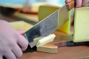 Dank verbesserter Marktbeobachtung soll eine angemessen dicke Scheibe der Wertschöpfung in der Lebensmittelkette bei den Landwirt(innen) ankommen.