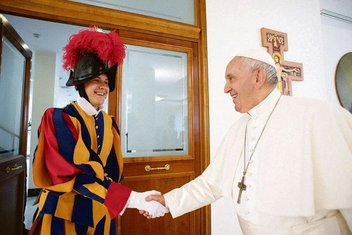 ae7727bf3e4e31bce3e4f28c1b4f508533fdf50d63f8baccdc95666ae8a17a44 Wertschätzung: Papst Franziskus und Gardist Gisler. Die Auslanderfahrung motivierte den Luzerner besonders bei seinem Engagement in Rom.