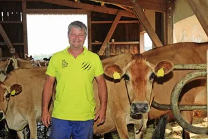 Jürg Sprenger inmitten seiner Jersey-Milchkühe. 350 000 kg Milch produziert die 83-köpfige Herde im Jahr, mit Vollweide, Heu und ohne Kraftfutter. In den Stall gehen die Tiere im Sommer nur, um der Mittagshitze zu entfliehen.