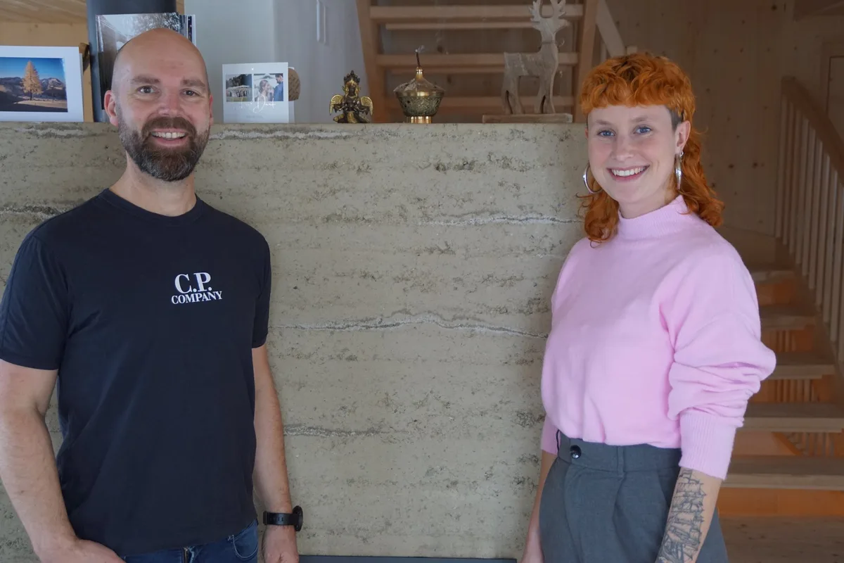BZ-LAN2-27-2-Klaus_und_Nadine_Fink Finks haben mit Lehm gebaut und leben «wie in einem Kokon»