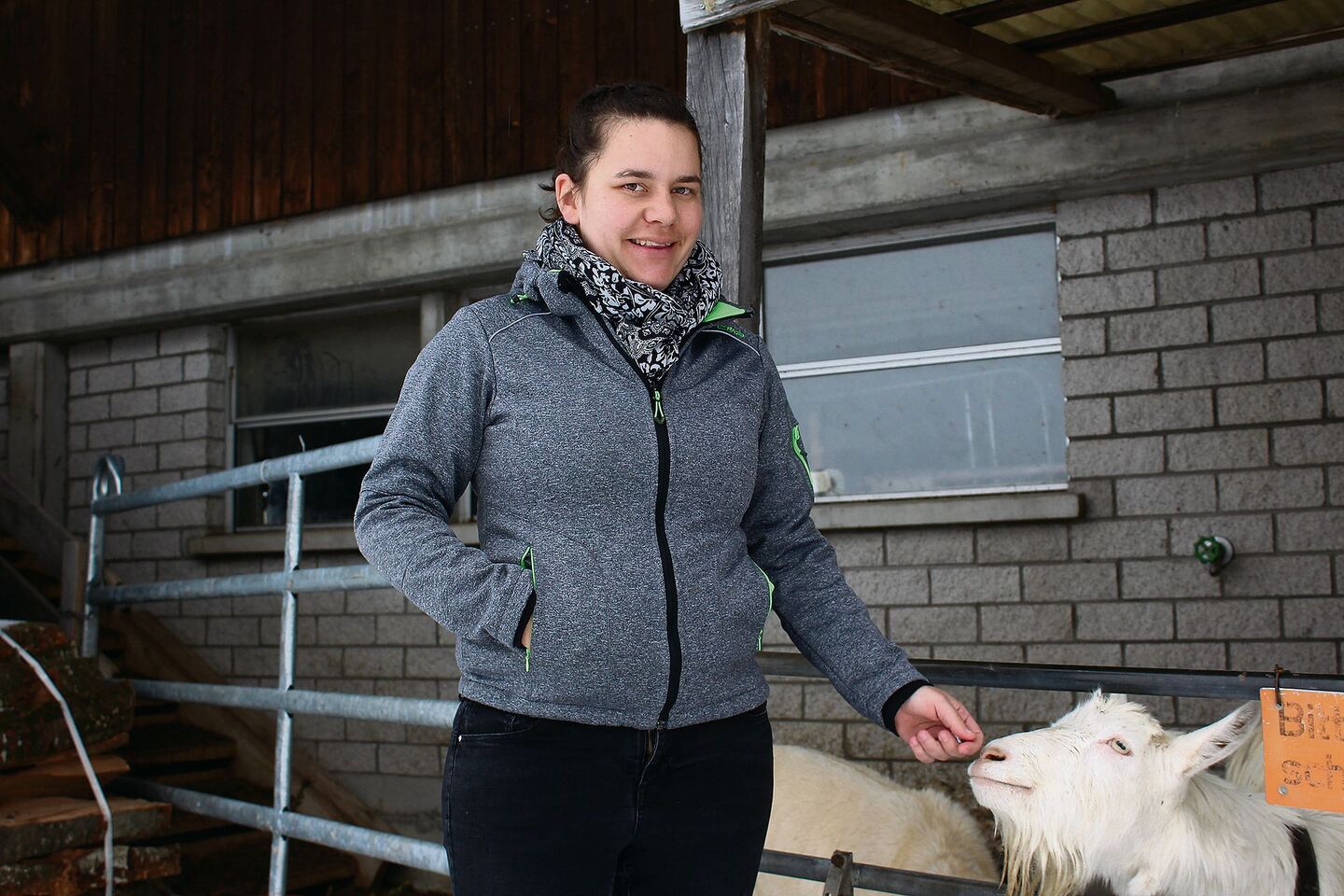 «Bei unseren Tieren wissen wir, wie sie gelebt haben, und können das Fleisch mit gutem Gewissen verkaufen»: Jeannette Jung mit einer der Hofgeissen.