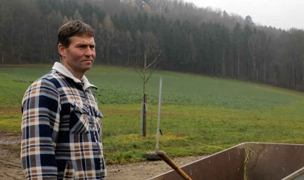 4f07f77ecd90de619f6a56d1ad43419db1053d4c Bio-Bauer Stefan Jegge hat schon seit Jahren mit Sommertrockenheit und Hitze zu kämpfen. Er hat seinen Betrieb entsprechend angepasst. (Bilder Screenshots Video)