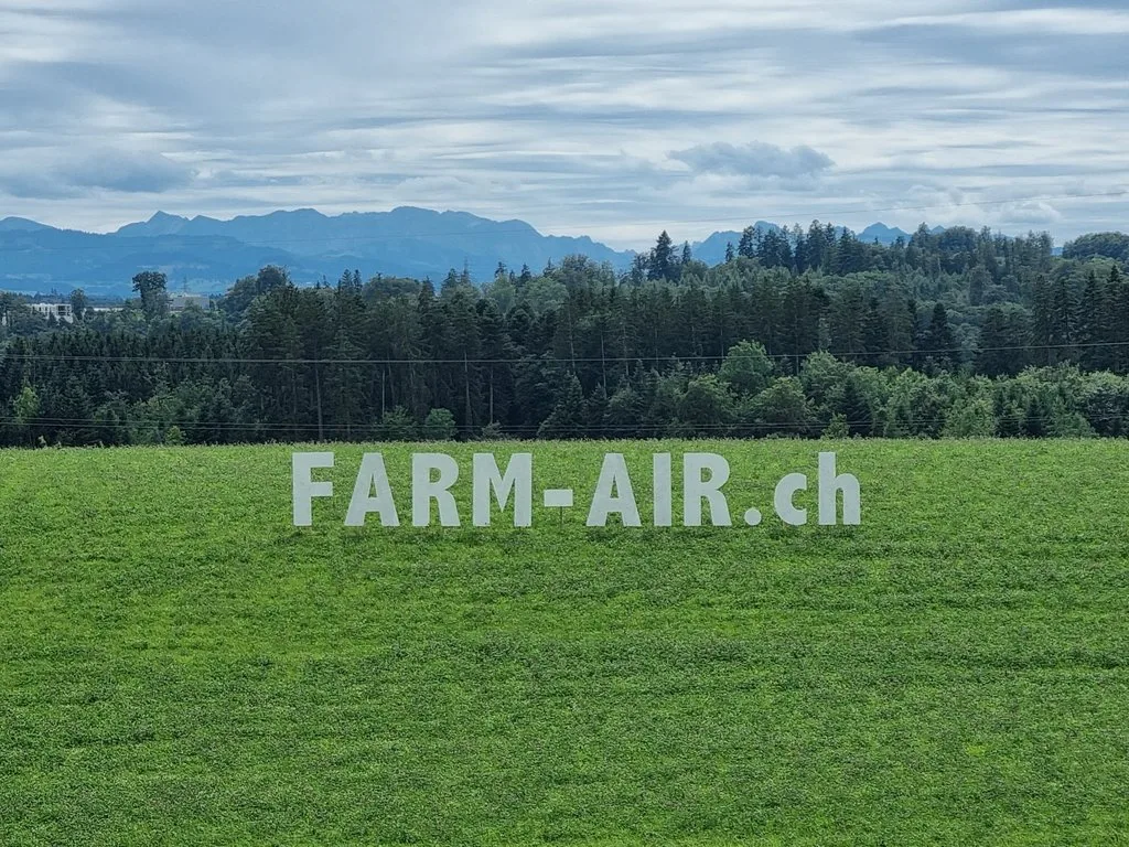 NS-C-32-Farmair-5sp Bald fahren hier die Traktoren zum ersten Kinoerlebnis dieser Art vor