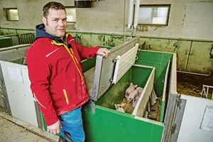 Hat umgerüstet: Schweinezüchter Thomas Stocker aus Obermumpf AG präsentiert eines seiner neuen Ferkelnester mit Warmwasserkollektoren.
