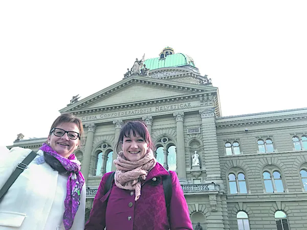 f821f7e913453578c251cdd103ec5ecb9492a504 «Ich muss auch ein paar Sachen aufgeben»: Priska Wismer-Felder (CVP/LU) und Christine Badertscher (Grüne/BE) an ihrem zweiten Sessionstag vor dem Bundeshaus. (Bild akr)