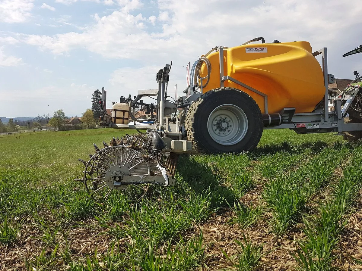 417deda94f09bf9e1f8f10c3a28bf9e4f252a115037115f618ef20cf24438679 Recyclingdünger wie Ammoniumsulfat aus der ARA, wie sie Martin Häberli und Guido Steger mit ihrer Cultan-Maschine ausbringen, werden erst selten eingesetzt.