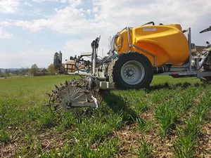 Recyclingdünger wie Ammoniumsulfat aus der ARA, wie sie Martin Häberli und Guido Steger mit ihrer Cultan-Maschine ausbringen, werden erst selten eingesetzt.