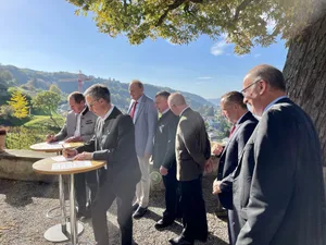 Die Präsidenten der deutschsprachigen Bauernverbände (v.l.) aus Österreich, Deutschland, Südtirol (I), Liechtenstein und der Schweiz unterzeichnen die «Arenenberger Erklärung».