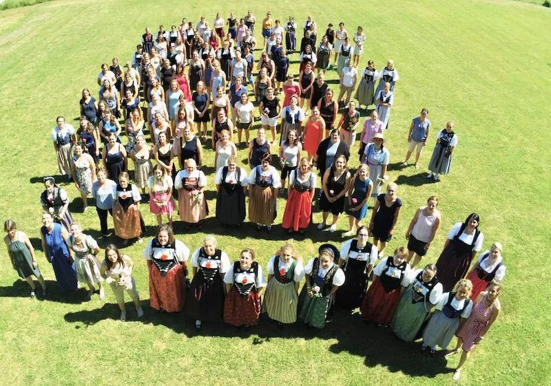 ddbcd4072c8d30d13aacbb43adf7014b4940fba2 Diese Frauen konnten 2019 ihren Fachausweis (FA) in Empfang nehmen und sind deshalb direktzahlungsberechtigt . Gemäss Bund soll sich das ändern und Bäuerinnen mit FA müssten noch zusätzliche Module besuchen. Dagegen wehrt sich ihr Verband. (Bild asa)
