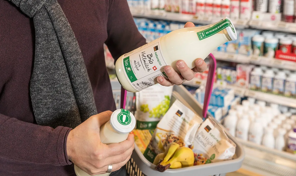 Coop_lanciert_die_Naturaplan_Bio-Vollmilch_im_Mehrwegglas_03_1418x843 Milch in der Glasflasche kommt an