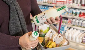Die Milch in Mehrweg-Glasflaschen kommt bei den Konsumentinnen und Konsumenten an.
