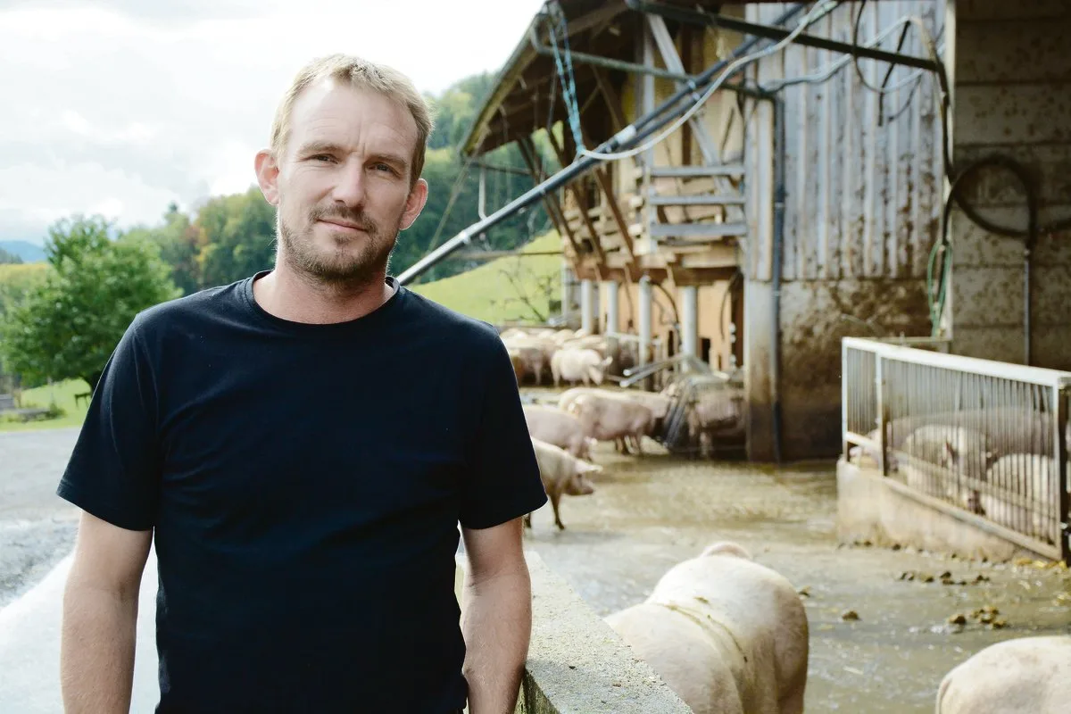 1947517952a0113fde1df297f30662fa8ef542ea Urs Haslebacher vor seinem tierfreundlichen Schweinestall. Er ist sicher, dass die Landwirtschaft ihre Hausaufgaben macht, fordert nun aber konsequent partnerschaftliches Denken der gesamten Wertschöpfungskette. (Bild Simone Barth)