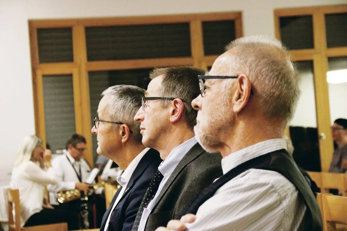 1055b8dd249d251d40c028fdeb0b64e74af56039 Der Blick zurück auf hundert Jahre Bildung (v. l. n. r.): Regierungsrat Thomas Weber, Peter Moser und Alfred Buess.(Bilder Benildis Bentolila)