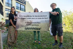 Dank dem importierten Futter gebe es in der Schweiz zu hohe Tierbestände, was grosse Treibhausgas- und Ammoniak-Emissionen sowie zu viel Gülle verursache, so Greenpeace.