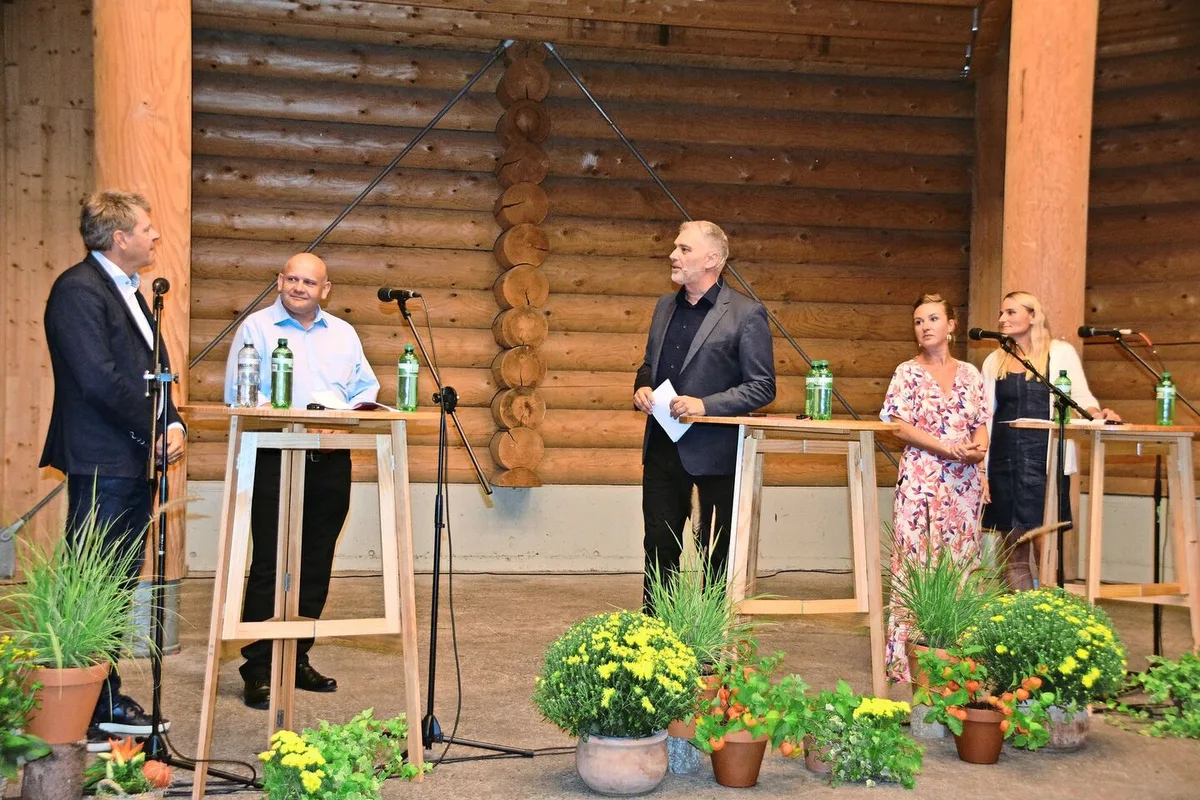 Sie waren am Podium beteiligt (v. l. n. r.): Die Nationalräte Jürg Grossen, Ernst Wandfluh, Moderator Sandro Brotz, die Nationalrätinnen Irène Kälin und Andrea Zryd.