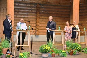 Sie waren am Podium beteiligt (v. l. n. r.): Die Nationalräte Jürg Grossen, Ernst Wandfluh, Moderator Sandro Brotz, die Nationalrätinnen Irène Kälin und Andrea Zryd.