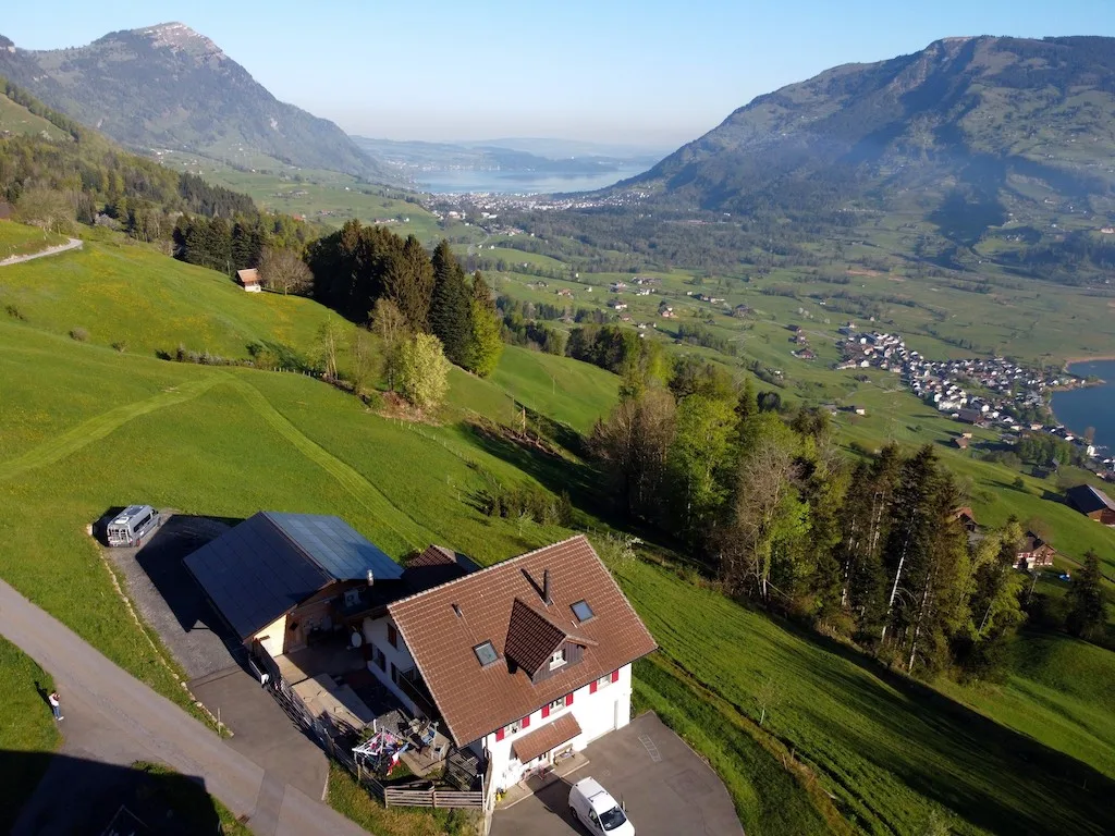 640a89ec9960f131bde1b7006160c3497610654a Der Betrieb von Kari Bürgi liegt an touristisch interessanter Lage im Kanton Schwyz. (Bild Zebuhof)
