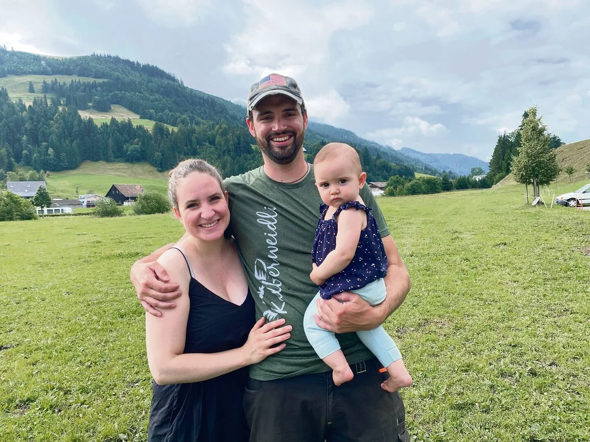 Gemeinsame Heimat in der Schweiz: Laura und Philip Reed und ihre acht Monate alte Tochter Myka. Das Paar hat sich in Griechenland kennengelernt.