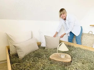 Nicole Muff bietet auf dem Familienbetrieb im luzernischen Sulz Bauernhof-Wellness an. Dazu gehört unter anderem die Möglichkeit, in einem Heubett zu nächtigen.