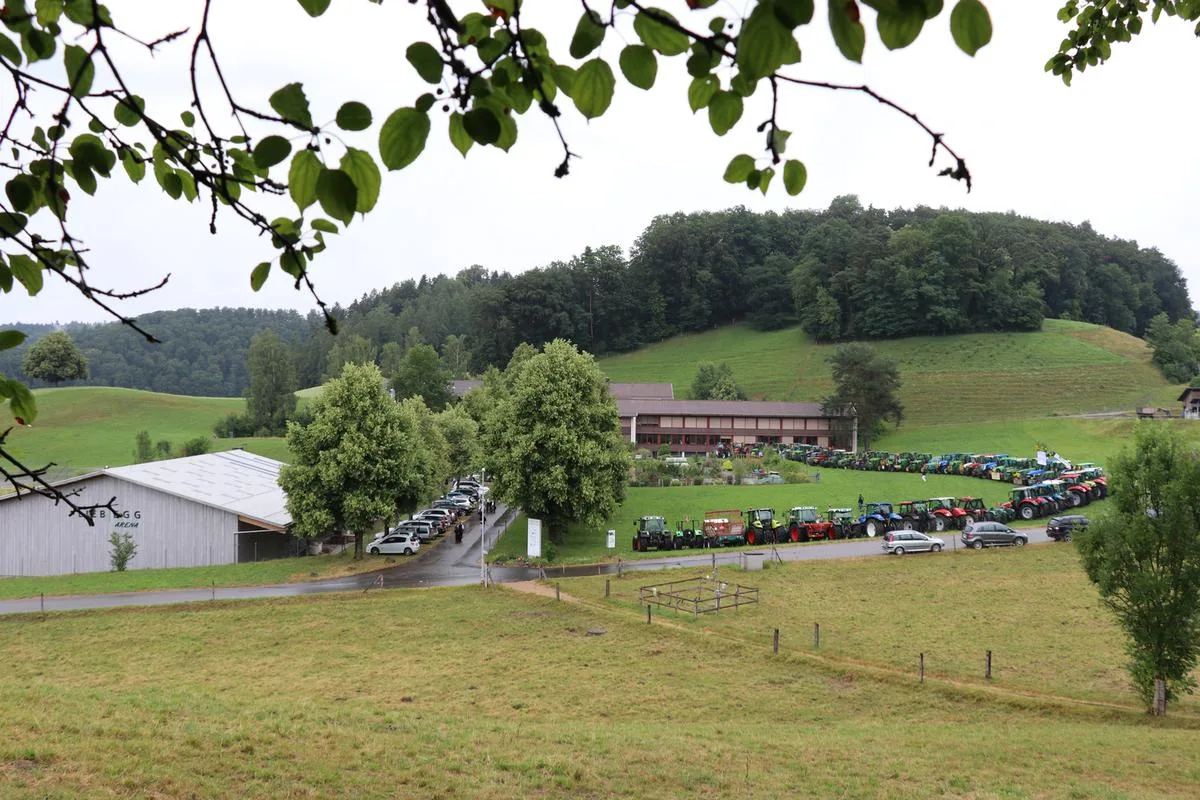 8e5772c3590d03a214546020b4e83458d82e9cde An der Liebegg-Schlussfeier darf jeweils ein Traktoren-Korso nicht fehlen. Bild: BauZ
