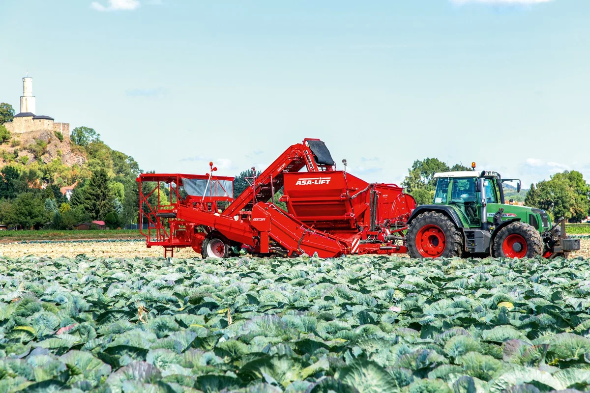 cb2a75ec4677d45ff78341c65f6dcc45d942a14a Seit 2019 werden die vormals blauen Maschinen in dem typischen GRIMME Rot lackiert. (Bild Grimme)