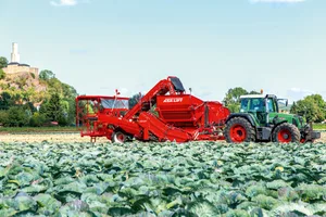 Seit 2019 werden die vormals blauen Maschinen in dem typischen GRIMME Rot lackiert. (Bild Grimme)