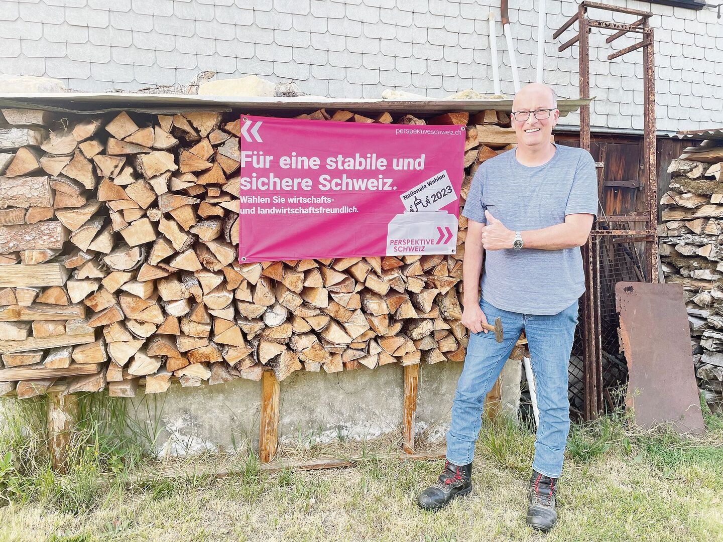 «Für eine stabile und sichere Schweiz»: SBV-Präsident Markus Ritter hat die Fahne soeben an seine Holzbeige genagelt.