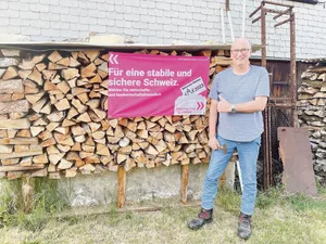 «Für eine stabile und sichere Schweiz»: SBV-Präsident Markus Ritter hat die Fahne soeben an seine Holzbeige genagelt.