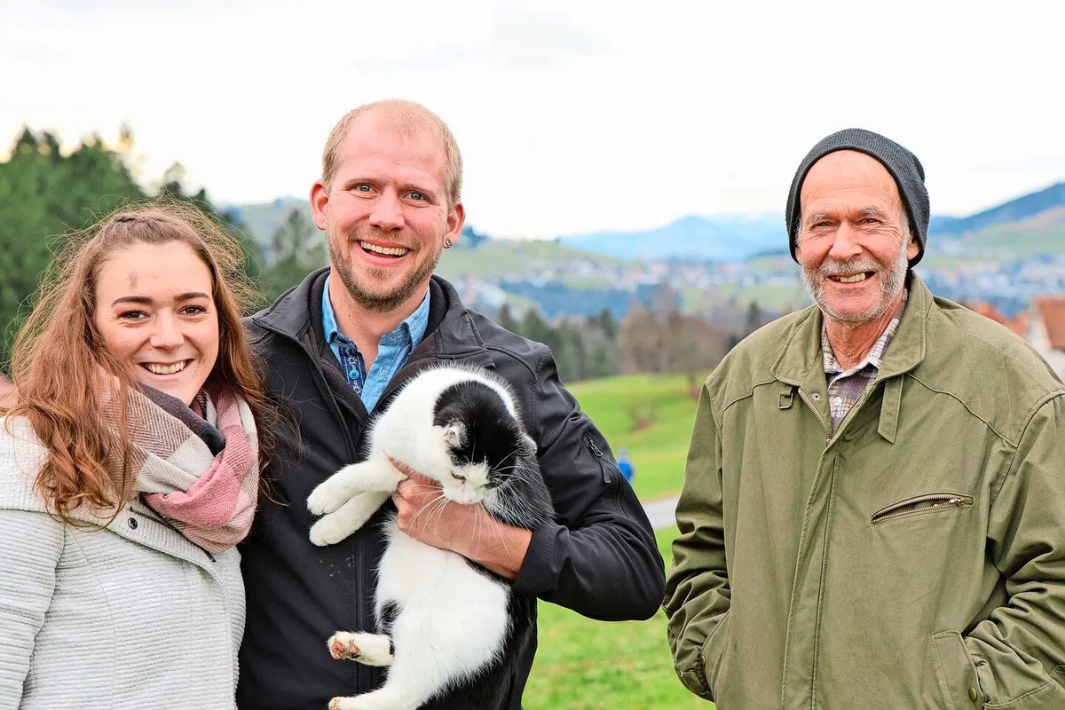 0b924987116a45705426f19dfe948d65d6ec46c2010be9400651320ee5f35072 Sandra Graf und Matthias Kern (mit Katze) pachteten 2024 den Landwirtschaftsbetrieb «Hof Langenegg» von Hansueli Zähner (rechts). Kern und Zähner lernten sich über die Stiftung zur Erhaltung bäuerlicher Familienbetriebe kennen.