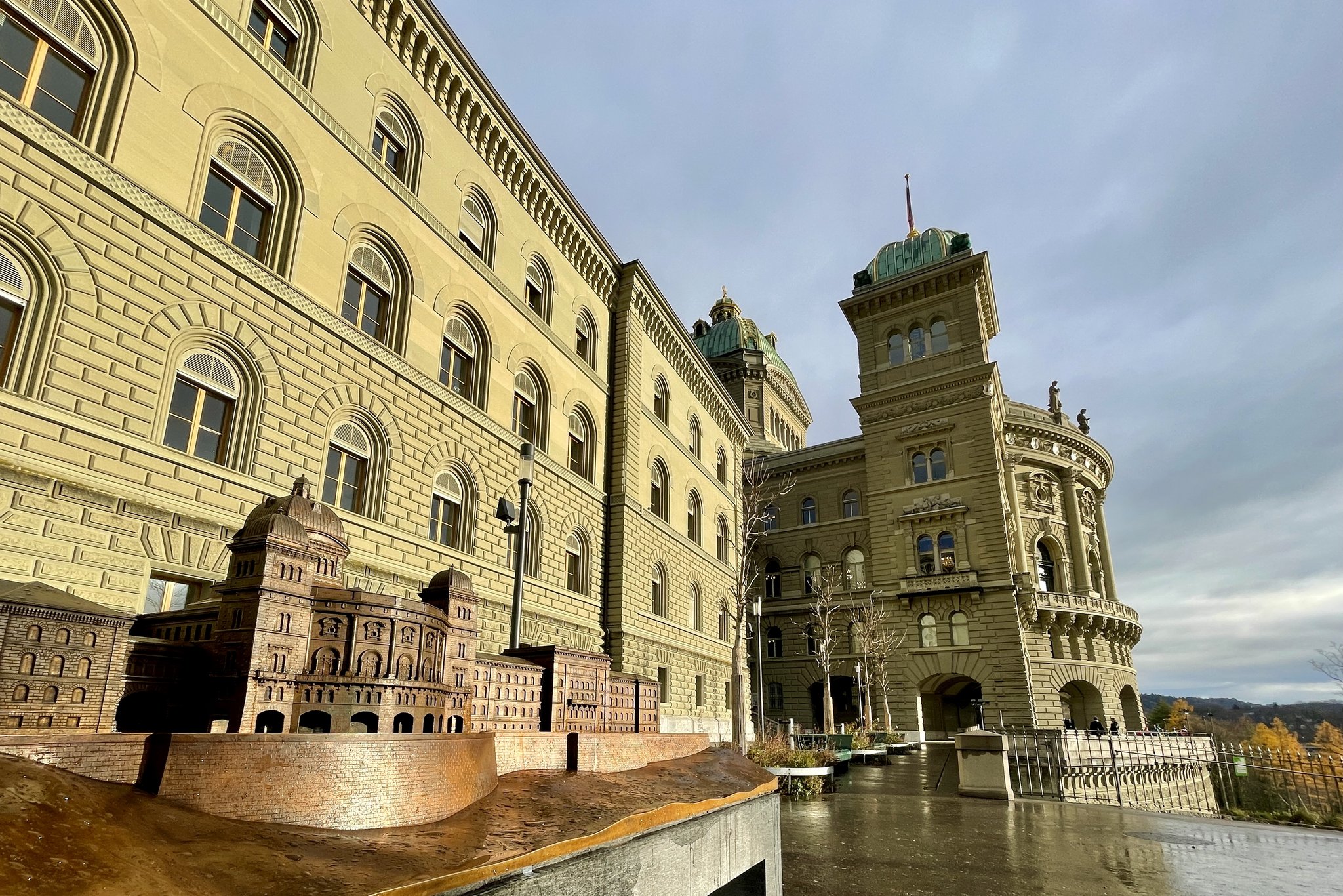 Das Bundeshaus-Modell im Massstab 1:130 für Blinde und Sehbehinderte vor dem Original-Bundeshaus.