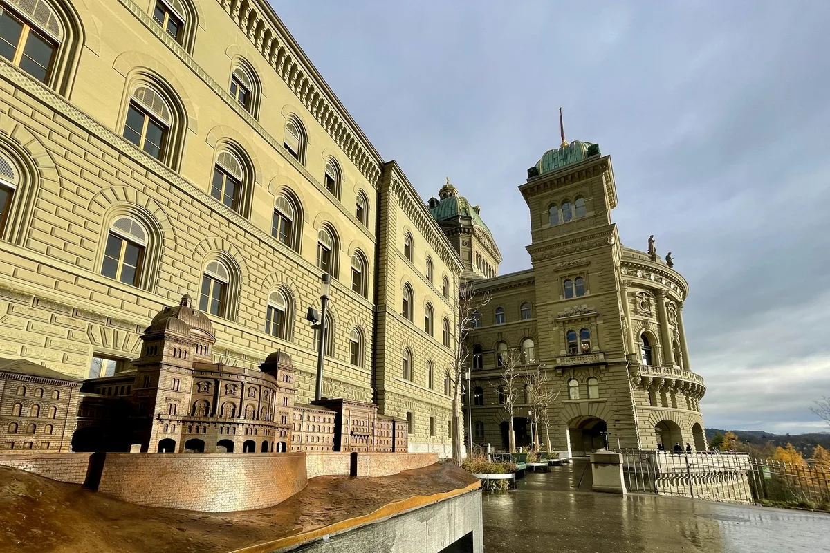 bundeshaus-bern-miniatur Das Bundeshaus-Modell im Massstab 1:130 für Blinde und Sehbehinderte vor dem Original-Bundeshaus.