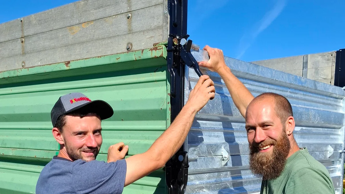 DG-2026-11-LT3-Kipper-Bild1.jpg Landwirt Pascal Nägele (links) und Roman Honauer mit dem aufgefrischten Kipper, dessen Bordwände nun wieder geöffnet werden können.