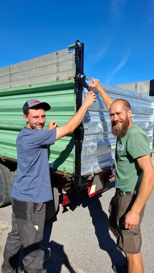 Landwirt Pascal Nägele (links) und Roman Honauer mit dem aufgefrischten Kipper, dessen Bordwände nun wieder geöffnet werden können.