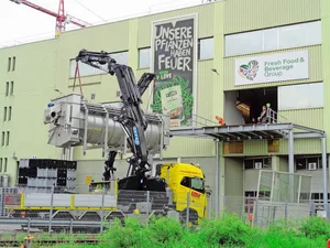Migros Industries investiert über Fr. 85 Mio in die Kartoffelverarbeitung in Bischofszell. Hier wird ein neuer, riesiger Blancheur angeliefert und in einer Lagerhalle eingebaut.