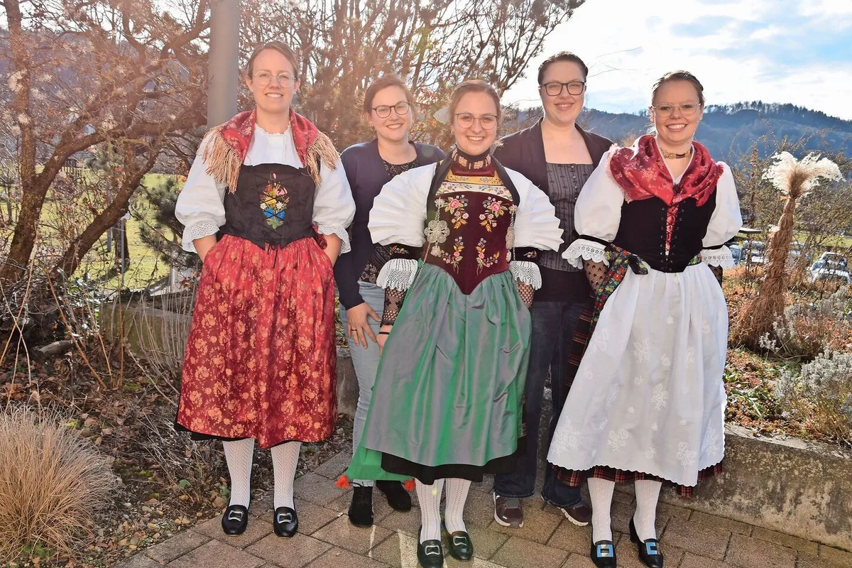 0f17b40188916a5ac339f3e96c857d68f35608ea9177f868994d39ac2cc74fbe Die vier Absolventinnen aus dem Kanton Nidwalden zusammen mit der einzigen Obwaldnerin (ganz rechts im Bild).