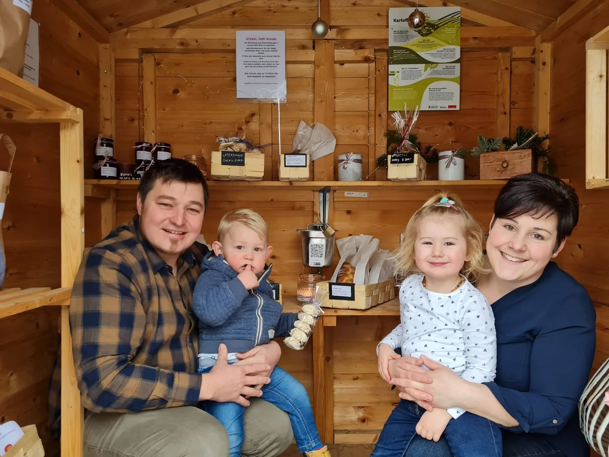 8c32df93979f395a549753be3086d5332c890b9f Markus und Madlen Hunkeler mit Julian und Leonie im «Gasshüsli». Jeweils am Dienstag, Donnerstag und Samstag gibt es frisches Brot, Zöpfe und Gebäcke. (Bild fj)