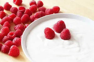 Aus Gründen der Lebensmittelsicherheit wird vom Konsum von Rohmilch abgeraten. Die Forschung sucht aber nach Lösungen, wie die guten Aspekte roher Milch mit sicheren Produkten zugänglich gemacht werden können, z. B. via Fermentation zu Joghurts.