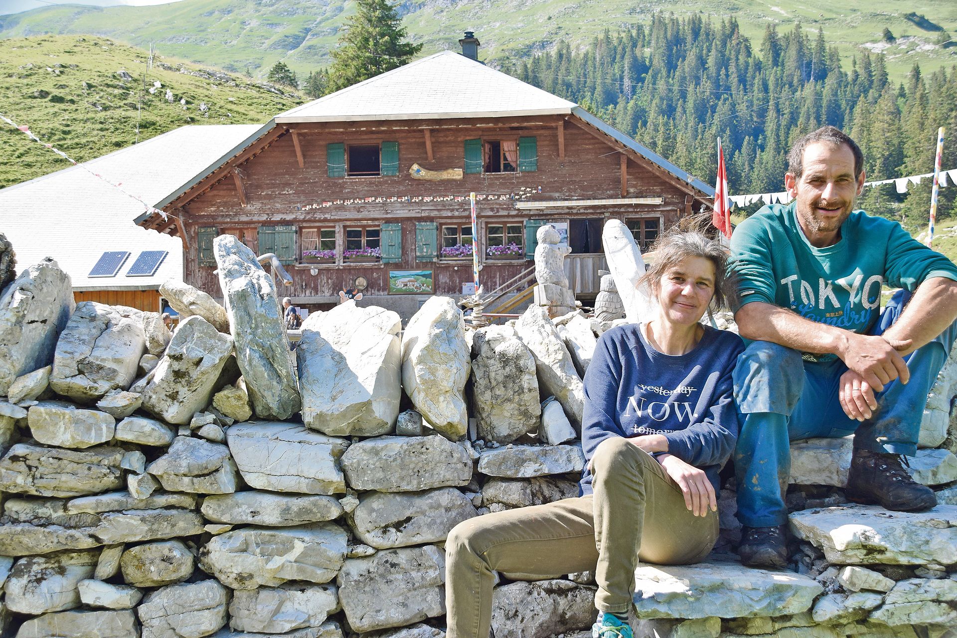 Nicole und Elmar Feyer gehen dieses Jahr schon das 22. Mal auf die Alp. In all den Jahren haben sie auch die Alphütte immer wieder eigenhändig «modernisiert». (Bilder Peter Fankhauser)