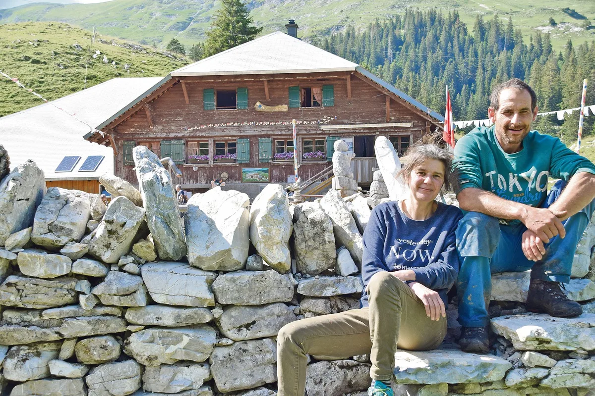 0c24f4f8ac987a5cdc633dac29c6b5df2cc6b693 Nicole und Elmar Feyer gehen dieses Jahr schon das 22. Mal auf die Alp. In all den Jahren haben sie auch die Alphütte immer wieder eigenhändig «modernisiert». (Bilder Peter Fankhauser)