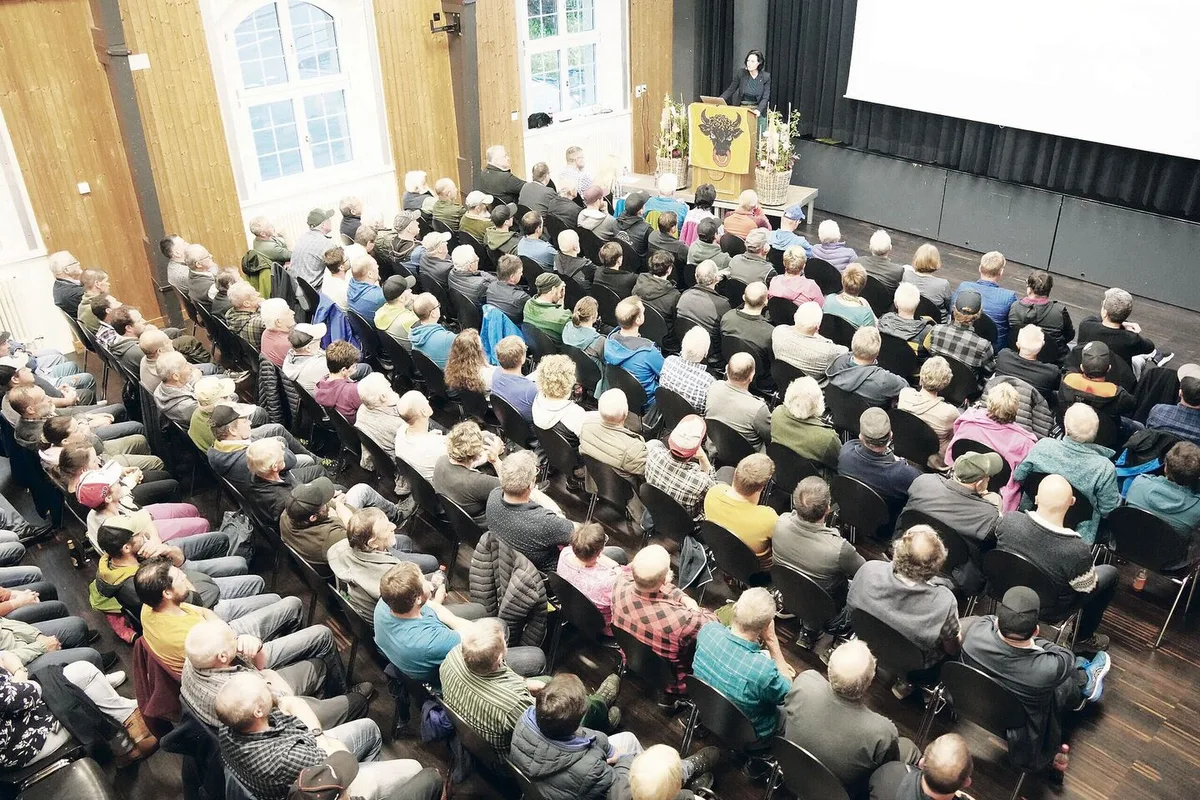 Grosses Interesse an der Wolfsproblematik in Uri. In der Aula Bürglen versammelten sich 250 Leute.