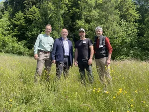 Von links: Urs Gimmi (Natur und Landschaft Kanton St. Gallen), Beat Tinner (Regierungspräsident), Bruno Giger (Landwirt), Maurizio Veneziani (Kantonsforstamt St. Gallen).