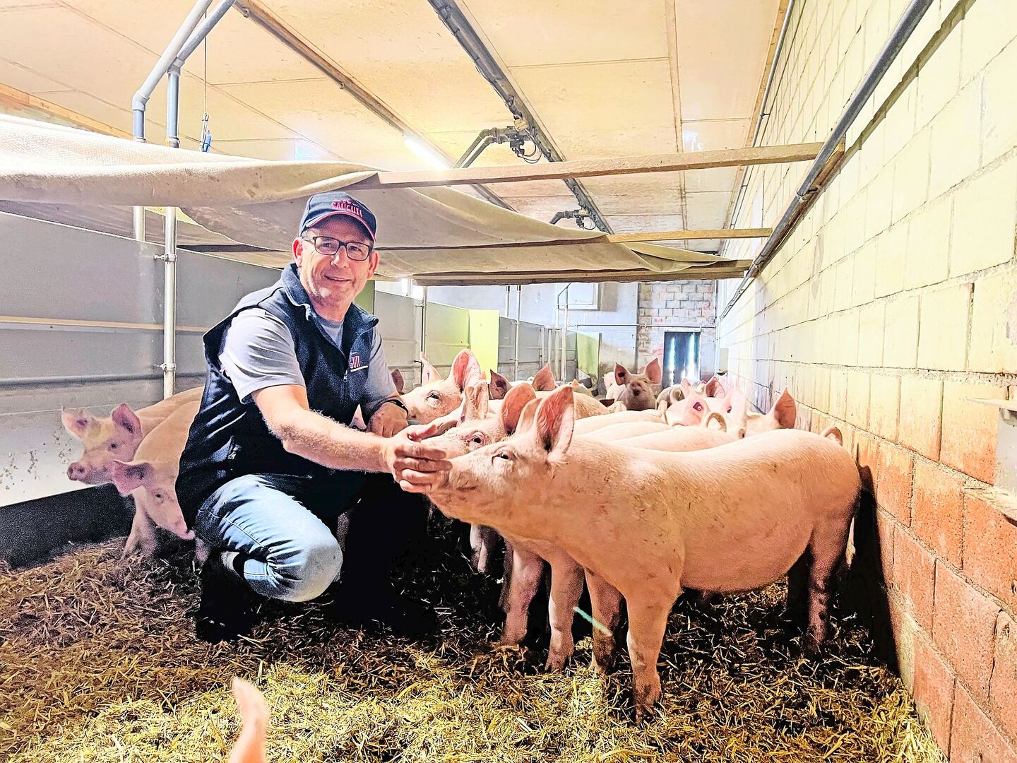 Roman Winiger im Vormaststall. Das Vlies-Dach im Liegebereich sorgt für Wärme.